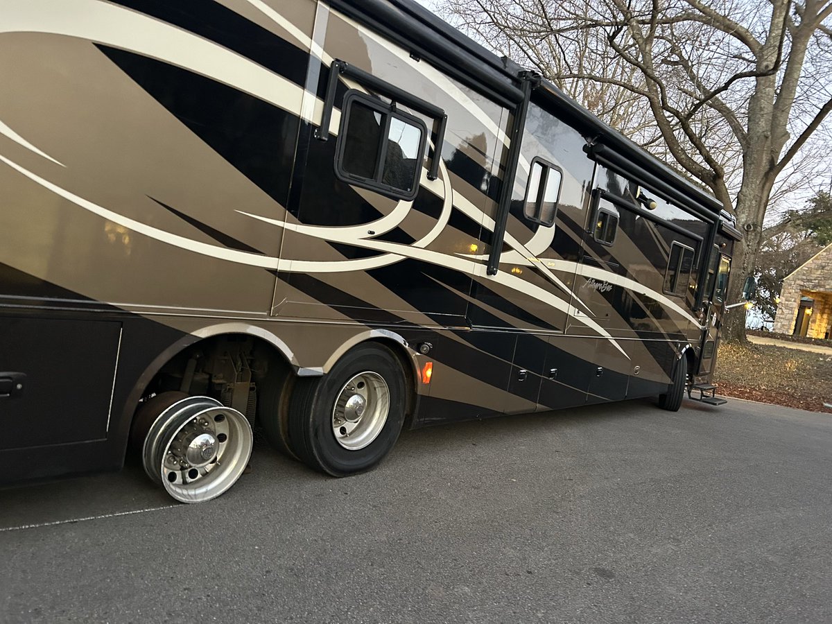 7umberyard's tweet photo. The Red Tee Scramble was a success. The Fulkerson team was two strokes clear, and the 2nd place team was a stroke ~and~ a scorecard playoff ahead of third. 

The @due_rights tour bus came up lame in the parking lot. Auspicious start to another night on the town. #hombrenights https://t.co/2lJIsypAsW