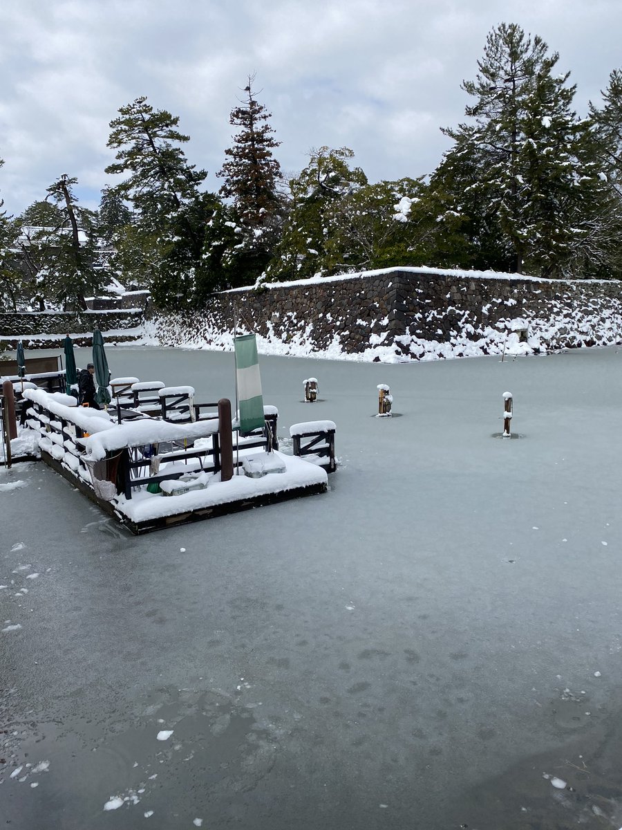 雪の松江城。
堀川遊覧船もお休み。
#松江 #松江城 #堀川遊覧船
