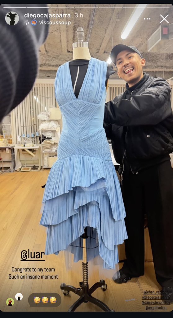 carlitalabra's tweet photo. El vestido de Lady Gaga lo hizo un chileno. 
Diego Cajas Parra es el diseñador (parte del equipo para la marca Luar) Ya la había vestido antes. 
👏🏼👏🏼👏🏼👏🏼
🇨🇱 
#SuperBowl #SuperBowlLX #SuperBowl2026 #LadyGaga https://t.co/xYK0S77Knv