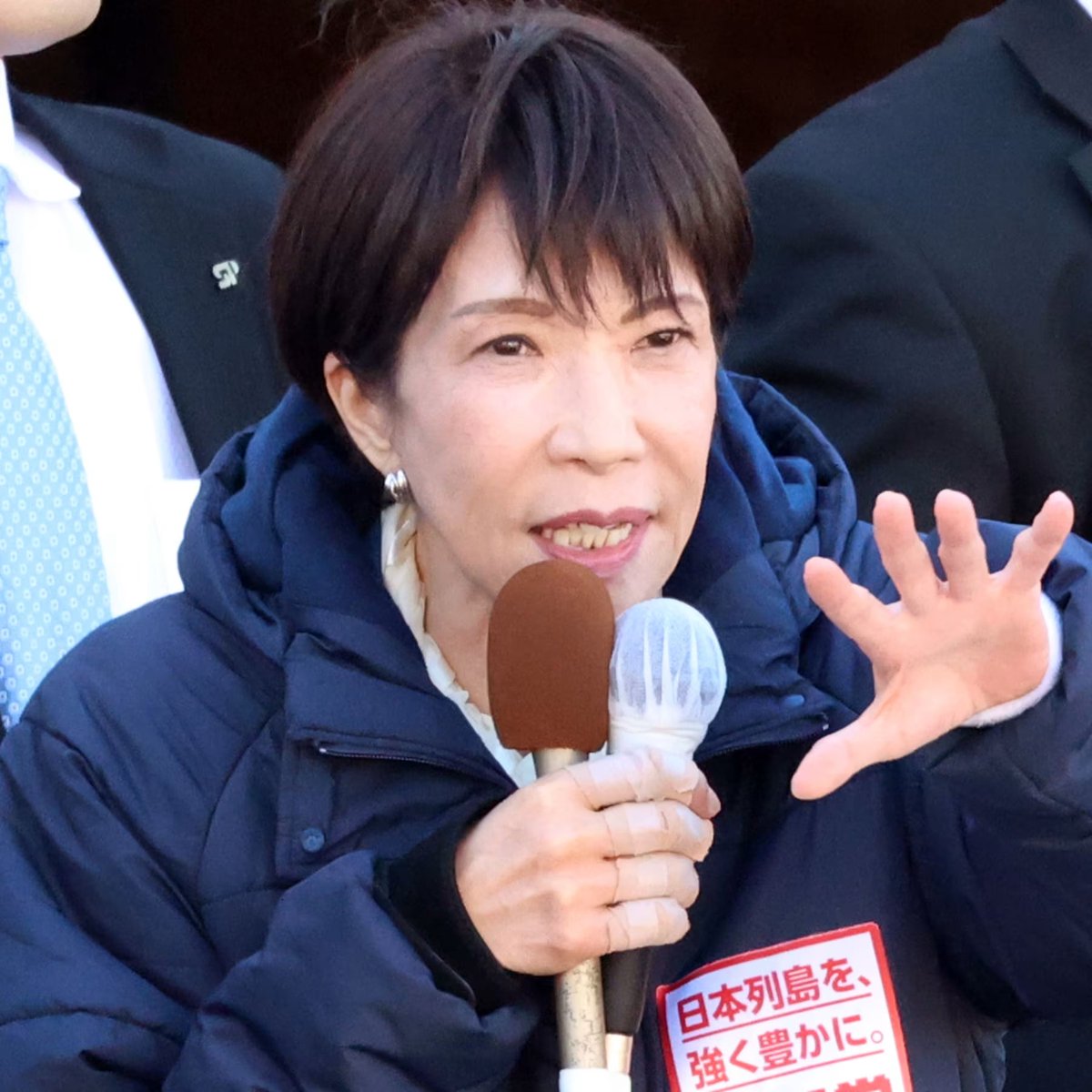 -한국 정치에도 다카이치 같은 인물이 절실-
일본인은 정치인 대부분을 부유한 엘리트 가정/일류 대학 출신. 정신적으로 늙고 쇠퇴, 변화/발전을 주저하고, 자식들에게 정치 세습하는 꼰대들이라 생각한다. 대한민국 국민이 부패한 정치 세력을 보는것과 똑같다

다카이치의 아버지는 자동차 부품