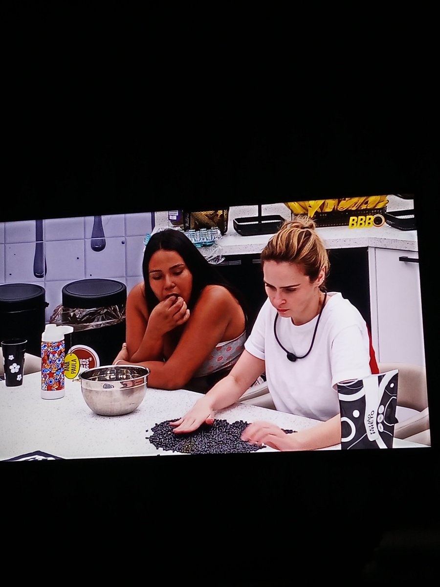 brendamathei's tweet photo. Já viram a patroa catando feijão? @anapaularenault 🤣 #forasarah https://t.co/mv4obIcabx