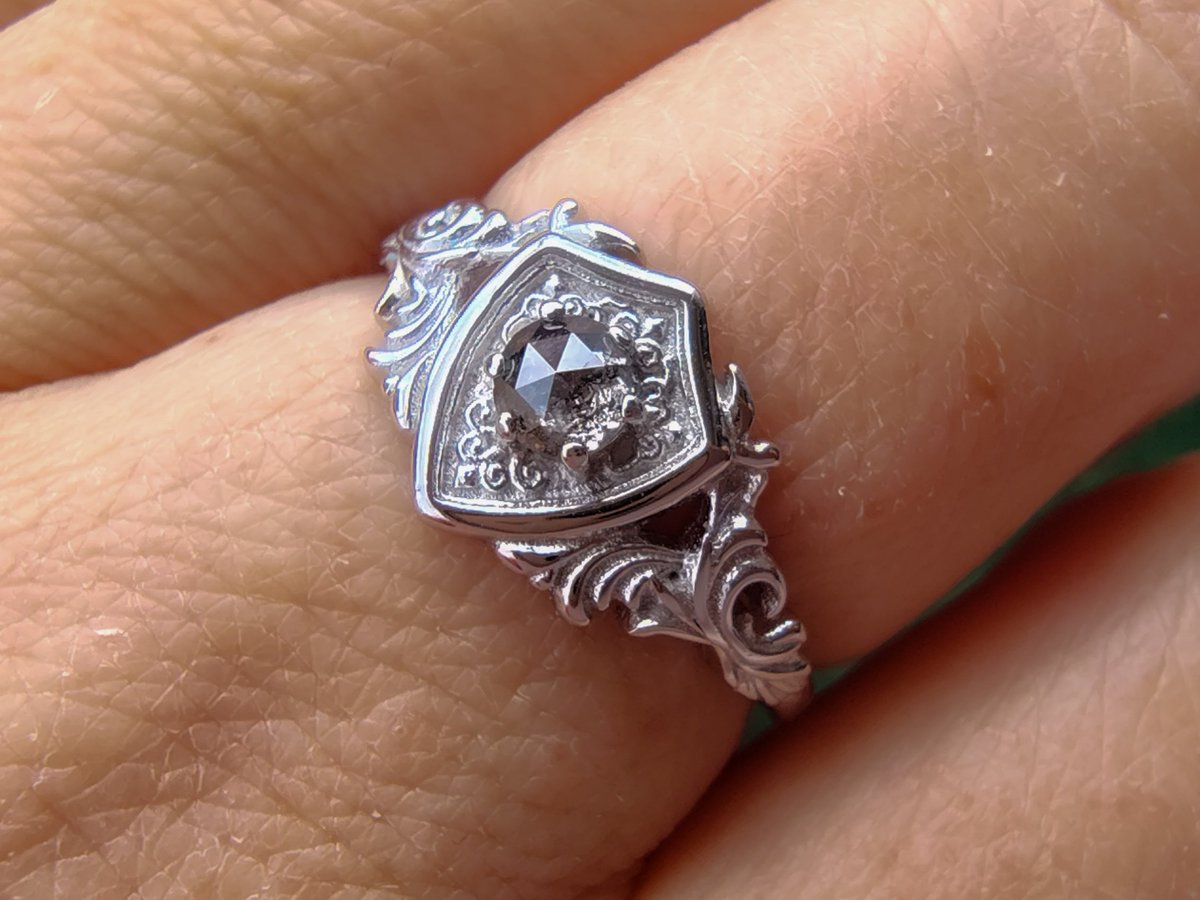 gd_kishihu's tweet image. @inormal365 さんのガーディアンリング。
盾モチーフにソルト＆ペッパーダイヤモンドが似合う。ソルペはローズカットが合うと信じているので余計に嬉しい

一見ごつそうなのに着けると繊細さを感じる。可憐で華奢そうに見えて芯のつよい人は魅力的だけど、強さの内に繊細さを秘めるひともまたよい