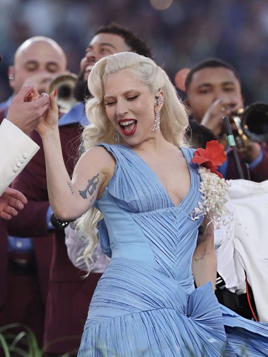 DavidPuentesSoy's tweet photo. Hola hermosa @ladygaga, creo que este es el momento perfecto para que anuncies la gira de MAYHEM por Latinoamérica 

Besos Shak https://t.co/8Uc0N0gv7L