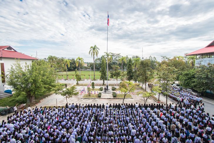 For interfans

#GirlFromNowhereTheReset #เด็กใหม่
#เด็กใหม่TheReset #แนนโน๊ะ
#beckysangels #BeckyArmstrong 

In Thailand, every morning at 8AM, all students are required to line up in front of the school’s flagpole to stand at attention, salute the national flag, and sing the
