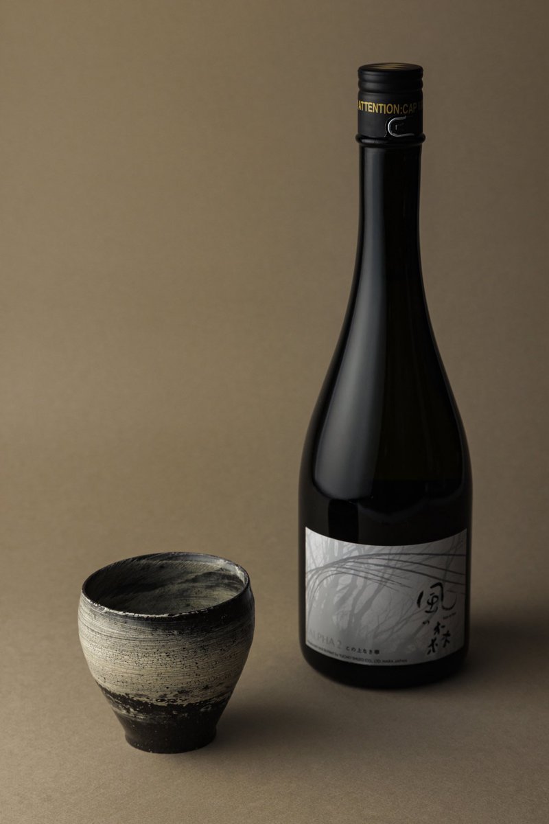 Discoverjp_Lab's tweet photo. 企画展: 酒を愉しむうつわ　
2月14日（土）～2月22日（日）
本展では、奈良・御所の蔵元・油長酒造が醸す日本酒と、3名の作家による酒器が並びます。取材では尾形さんと山本さんによるペアリングをご紹介。
作家:尾形アツシ(陶器)・巳亦敬一(ガラス)・佐藤創太(木工)
酒造:油長酒造 https://t.co/2zM4DggWSJ