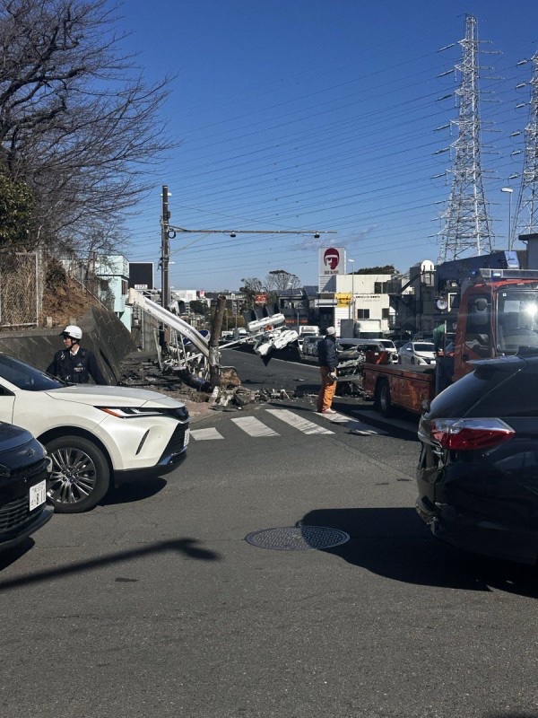 【現場の状況】#交通情報 国道1号線 神奈川県横浜市戸塚区戸塚町 戸塚警察署付近 信号機なぎ倒す車両大破事故で通行止め渋滞2月9日 #横浜 #戸塚 : ニュース速報あれこれ総合 blog.livedoor.jp/reer121/archiv… #交通事故 #横浜市 #戸塚区 通行止め解除迂回