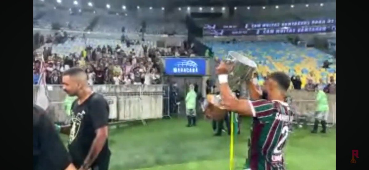 gabrielamaralll's tweet photo. Quando me perguntarem sobre o motivo do @jornadakto1902 existir eu vou mandar essa cobertura de hoje.

Num jogo em que a imprensa quase inteira largou, nós estávamos com 2h de pré-jogo informando sobre o time, contratações, alagamentos e etc.

Durante o jogo, a impressão é que quem comprou os direitos só transmitiu pq era obrigada. Mesmo sendo o jogo do título, mal soou o apito final e já acabou a transmissão. Isso pq eles escolhem o horário dos jogos.

Com 3 repórteres dentro de campo, mostramos a festa, entrevistamos pra lá de 15 jogadores, transmitimos a coletiva, e as mais de 14 mil pessoas que conseguiram ver, simultaneamente, a festa do título, só viram ao vivo no Jornada.

O Jornada é exatamente tudo que eu sonhava assistir, mas não existia.  O Jornada só existe pq, se depender dos outros, o Fluminense vai, rapidamente, 2º plano.

E só conseguimos fazer isso pq temos um público gigante e fiel, patrocinadores que acreditam na gente e viabilizam financeiramente o projeto, e, claro, toda a nossa equipe guerreira, a quem deixo publicamente os parabéns!!

Vamos por mais. Foi só a primeira! Onde tem Flu, tem Jornada!!