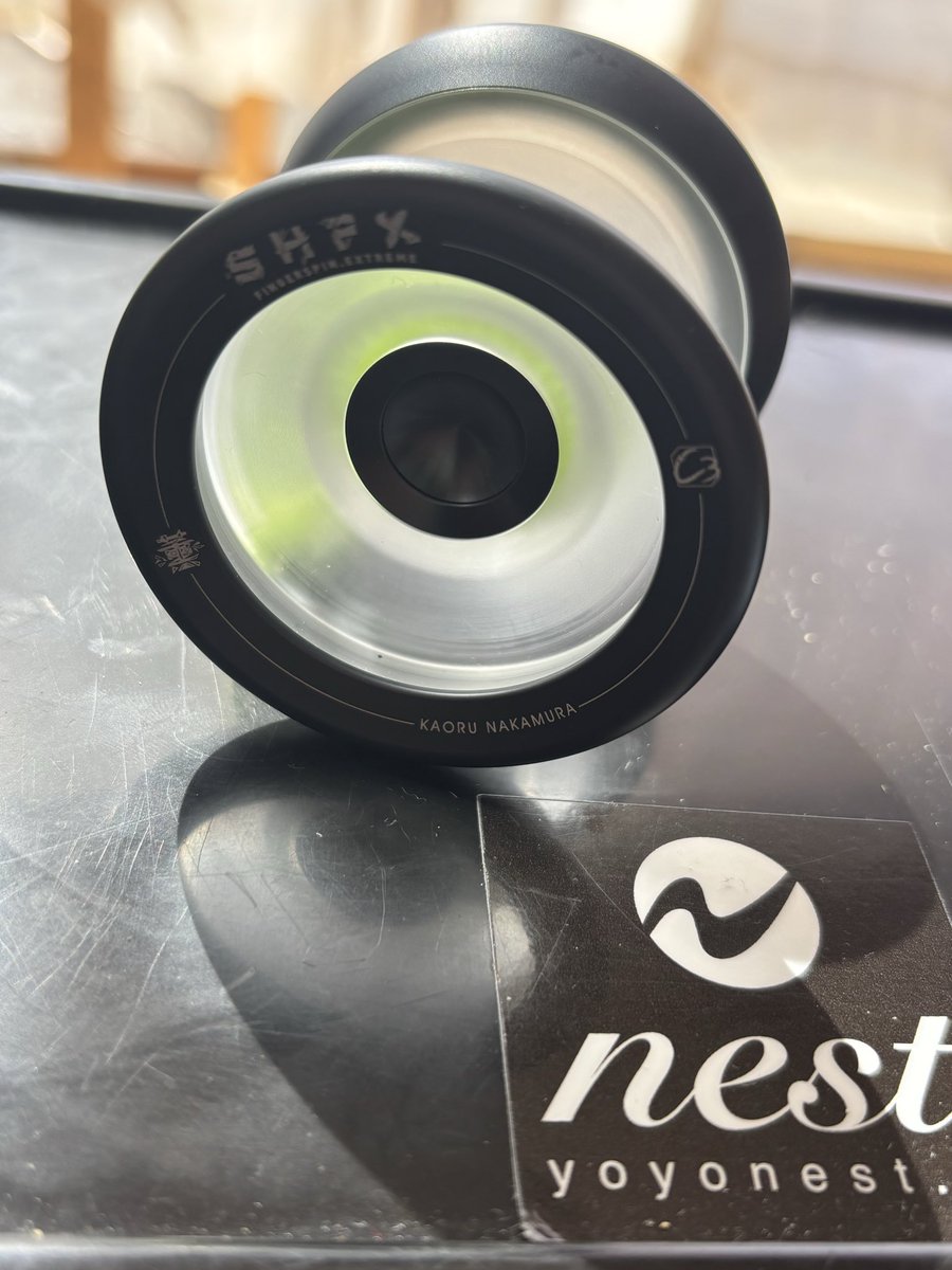 Larswift's tweet photo. 先日nest様より購入したスピーダホリックFX。新しい色が出たみたいだけど、このkaoru nakamura editionのシンプルさに惹かれてこちらを購入。思ってたより振った感じがズッシリしてて安定感がある。これで指パッチンのトップオンを練習ちゅう。一緒に注文したレボリューショ��bbにも驚かされた。 https://t.co/VXmIgIaAqx