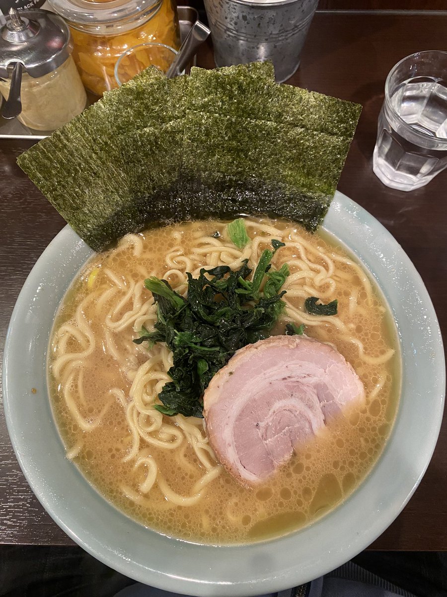 alphasteralis's tweet photo. #家系ラーメン　#いずみ家 
大盛　硬濃
仕事帰りに！
しっかり硬めの麺にバランスの良いスープが美味しい！
重すぎず軽すぎず、鶏感は程々。全体的にバランスが良いと思います！巻バラチャーシューって珍しい気がする！
結構ブレる印象ですが今日のは上ブレな感じ！とても美味しかったです！ https://t.co/dGmnVcAfew