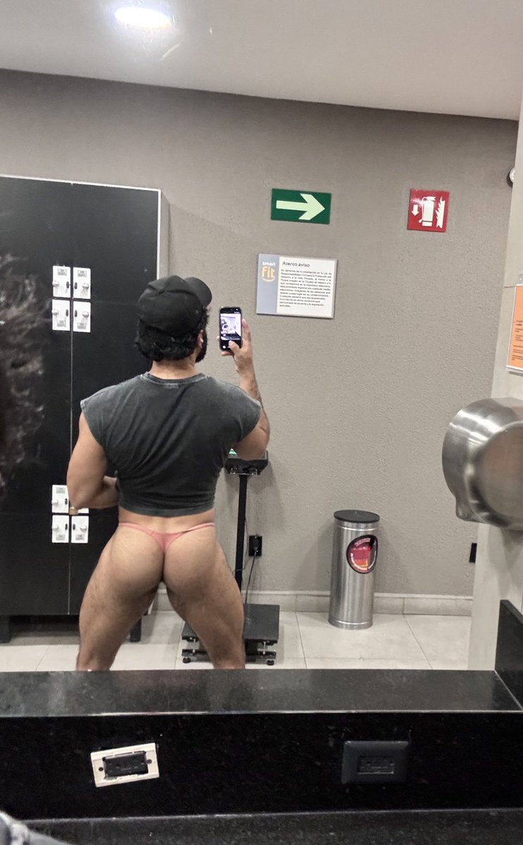 Me mama que los heteros me vean tomándome. Mis fotos  en tanga en los lockers 🥵 … pongo 2 que tres vergas duras 🥵 wataa