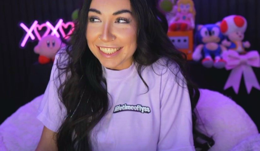 lifetimeoflyss's tweet photo. SO excited to finally have my merch💜

shop here: https://t.co/y7igEV0qlr https://t.co/Qvh1eFCONa