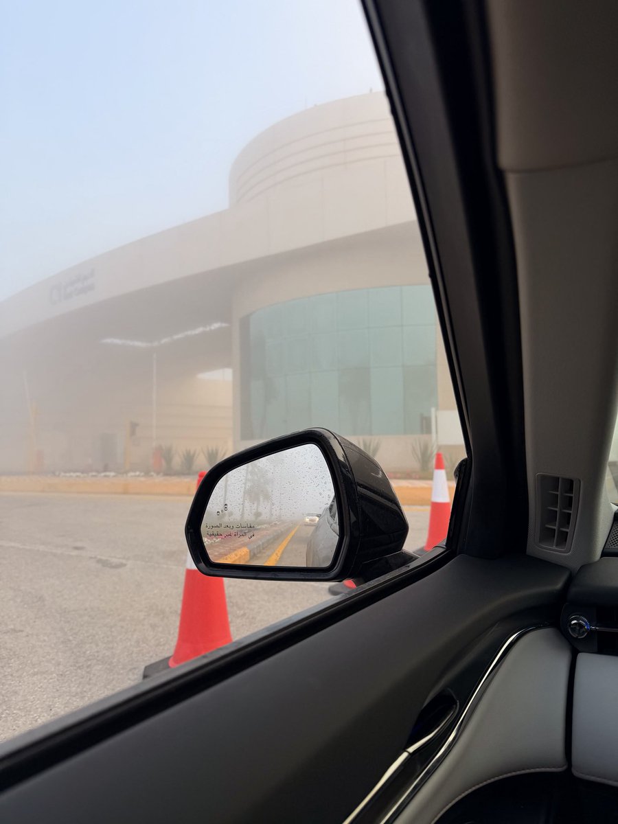 وتغرقان في ضبابٍ من أسىً شفيف
كالبحر سرَّح اليدين فوقه المساء