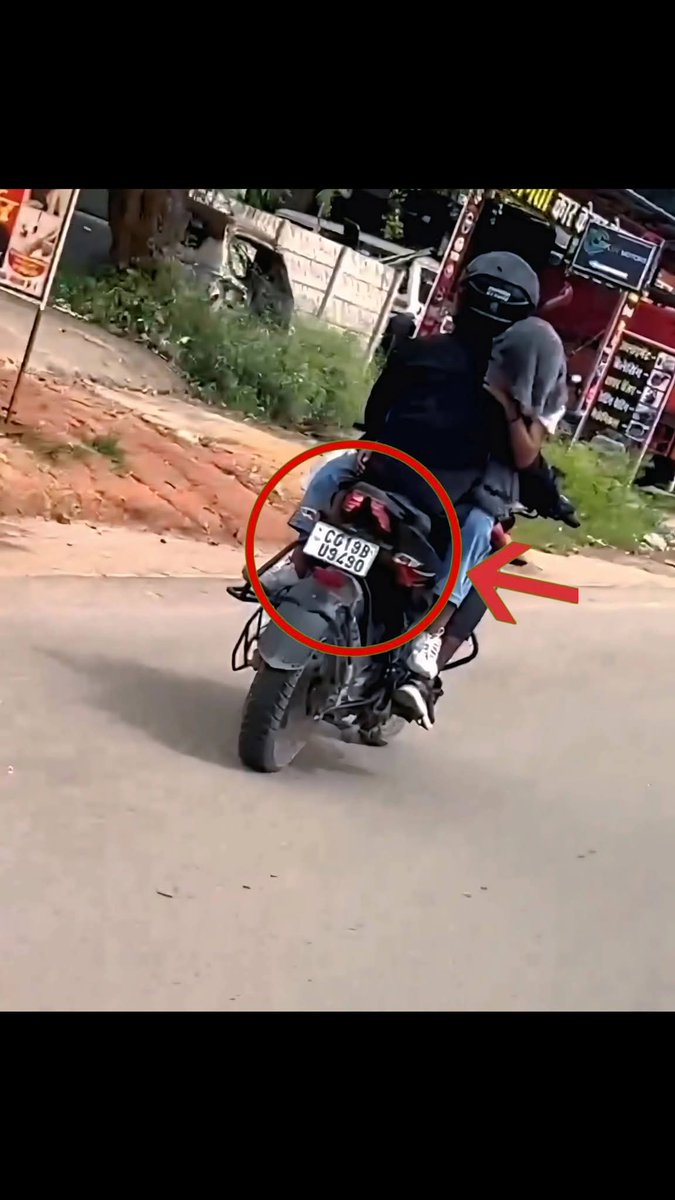 वैलेंटाइन वीक की शुरुआत के साथ ही यातायात नियमों की अनदेखी का मामला सामने आया है। 

कांकेर में नेशनल हाईवे-30 पर बाइक सवार एक प्रेमी जोड़ा फिल्मी अंदाज में रोमांस करता नजर आया, जिसका वीडियो सोशल मीडिया पर तेजी से वायरल हो रहा है।

 वीडियो में देखा जा सकता है कि चलती बाइक पर कपल