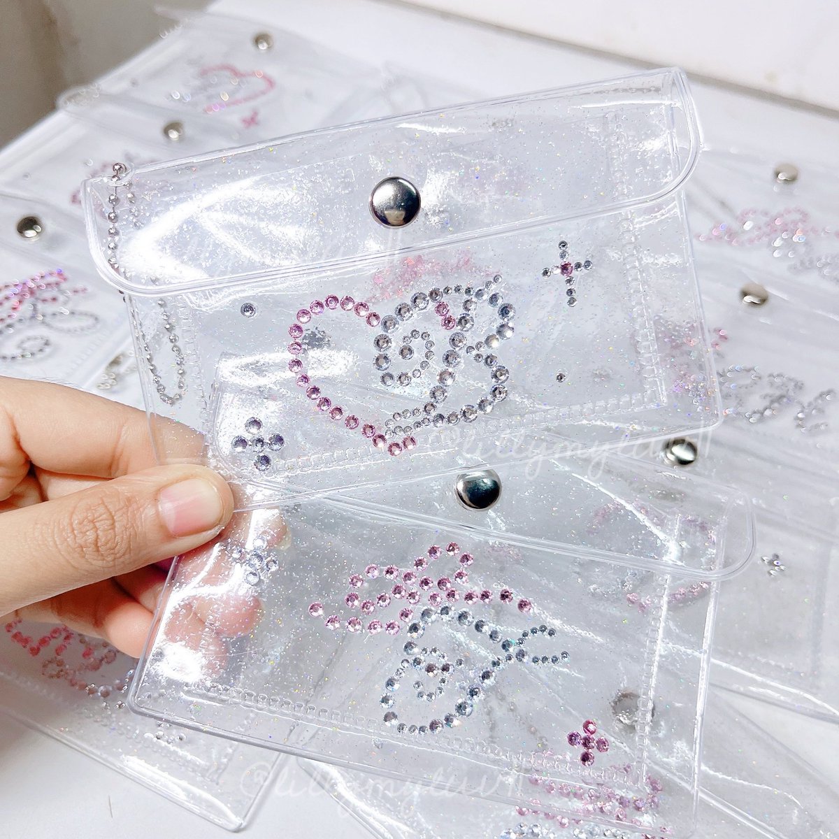 lillymyluv11's tweet image. pls rt สุ่มแจกจากรี1ชิ้น
กระเป๋าสตางค์ติดเพชร🎀✨
📌เริ่มต้น69.- 
ตัวอักษร/ชื่อ 
DM✅

#ของปัจฉิม #รับทําgiveaway #ตลาดนัดsanrio