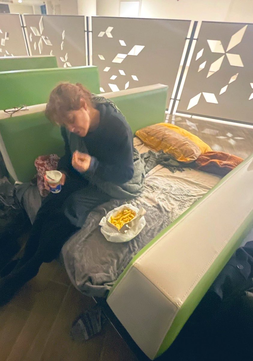 aykiri's tweet photo. Ahmet Minguzzi’nin teyzesi Ayşenur Afyon:

1 patates 1 yudum ayran. Zor yedirdim. 8 şubat gecesinden bu fotoğraf. Organ bağışını yapamayacağımızın haberi gelmeden 2 saat önce. Bir daha Yasemin’in asla eskisi gibi olamayacağı o gece. 

Hiç uğruna kaybetti oğlunu Yasemin. “Şımarıklık yapıyor” dediler.
