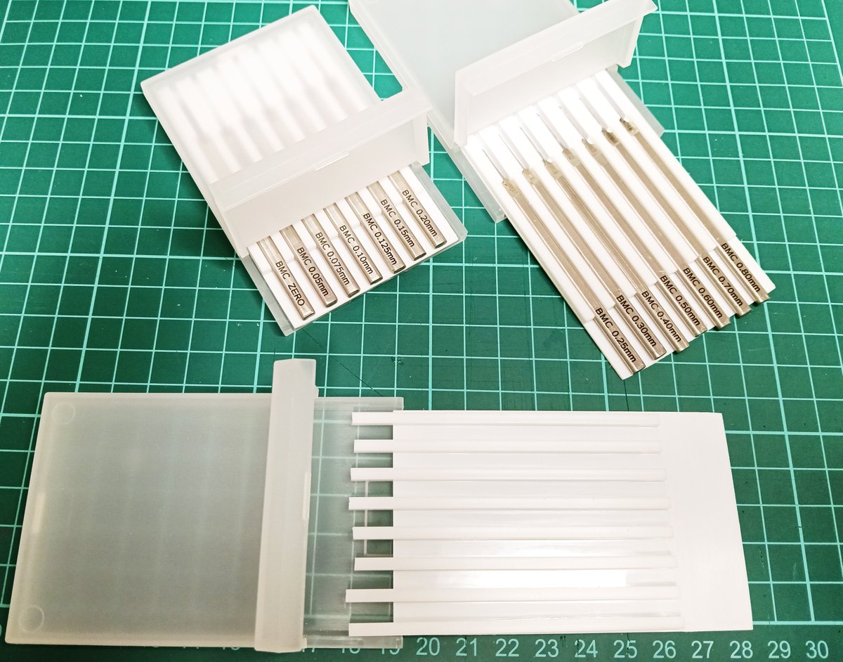 n兄さん <a href="/n_blood7/">n兄さん</a> が以前紹介されていたタガネケース（吉良/えっちゃんねるさん <a href="/kayakis/">えっちゃんねる∞</a> からの情報との事）を、遅ればせながら作ってみました。

が、仕切りにエバグリ2×3.2mmでなくタミヤ3mm角棒を使ったせいで、7本しか入らないという計算ミス。3mmと4mmのタガネがあぶれるので、作り直します…