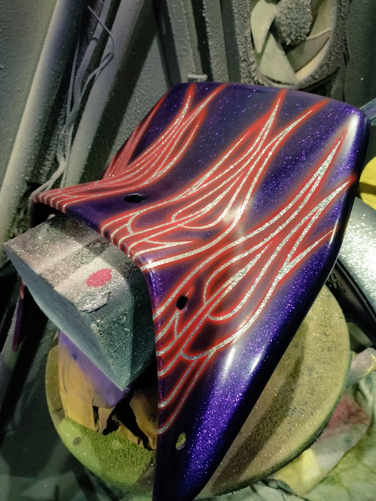 ﾊﾞｲｸのｶｽﾀﾑﾍﾟｲﾝﾄ屋の作業風景 tweet media