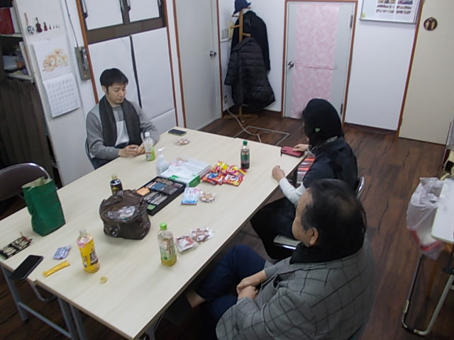 LJCC3181's tweet photo. ２月８日（日）「第２８回東京交流会」報告
経験者４名
奇しくも選挙！数奇なことに雪！！参加断念の連絡が相次いだ結果、メンバー４名だけが集まりました！
旧知の仲間同士の温かい笑い声は、外の雪もとかすほど。裁判の話題に、今年の活動計画など、充実した時間となりました。
-ＬＪＣＣ事務局- https://t.co/rngGALrWXu