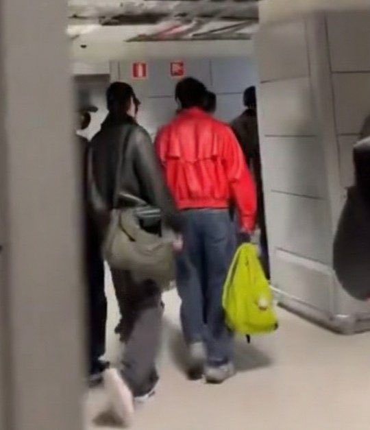 Taekoomania's tweet image. RED JACKET, GREEN BAG 😭😭