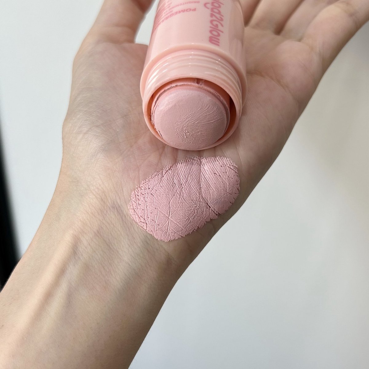 มาสก์โคลนแบบแท่งของ #Glad2Glow ใช้ดีมากกก ใช้งานง่าย แค่ปาดๆบนผิว แล้วล้างออกง่ายมากกก หลังล้างผิวไม่แห้งตึง สลับใช้ตามปัญหาผิวในแต่ละวัน สูตรสีเขียวใช้ในวันที่เป็นสิว สีดำทำความสะอาดผิวที่อุดตัน สีชมพูช่วยให้ผิวกระจ่างใส✨