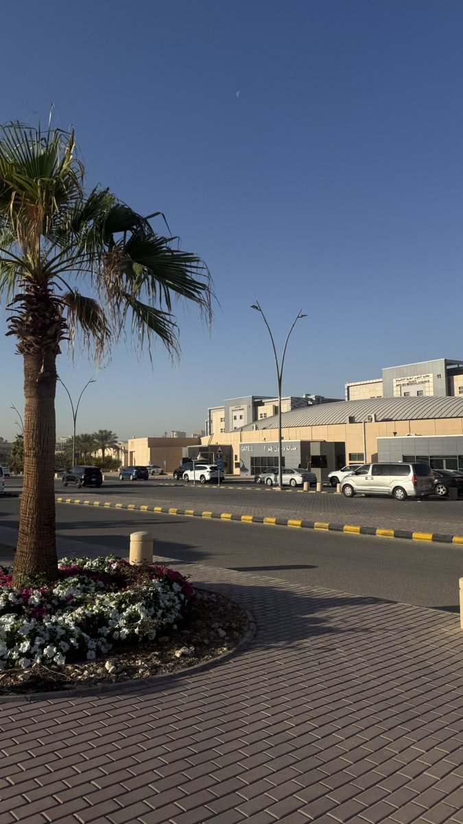 وصلت قبل المحاضرة بنص ساعة وهذا اول مره تصير من بداية الترم مدري هو عشاني طلعت بدري بدري ولا الرياض بدت تخف زحمة