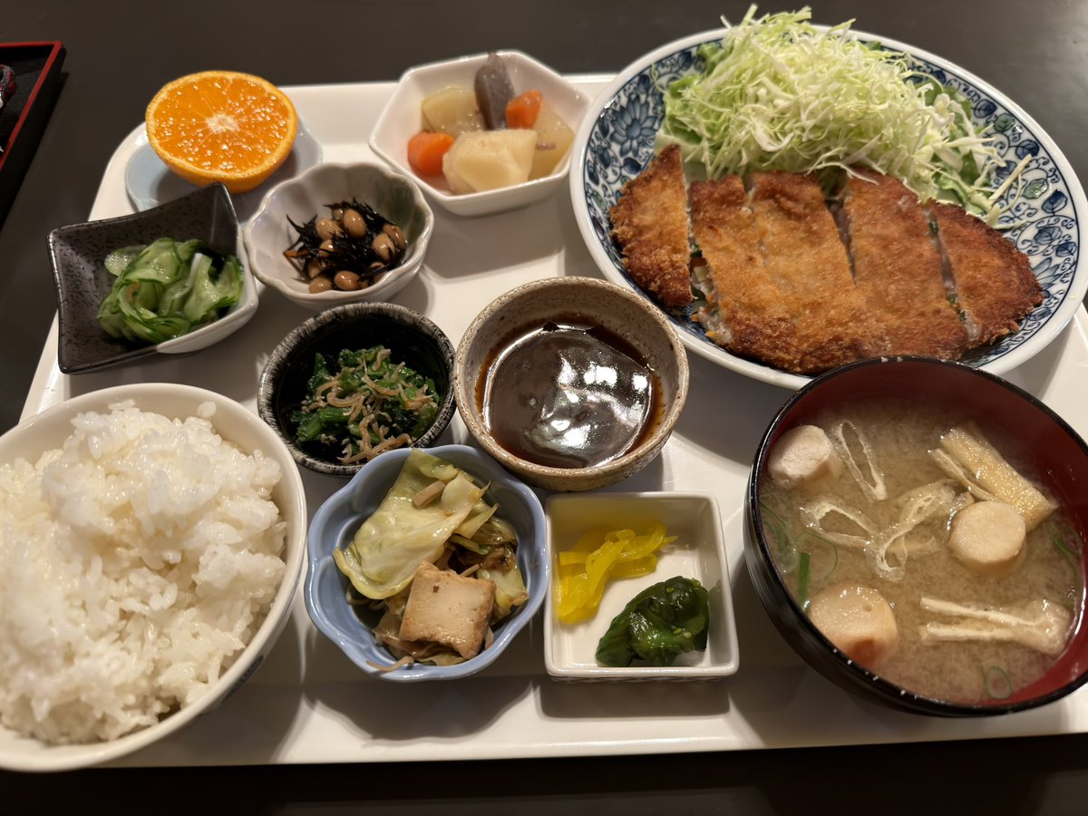 阿波池田のそんなバナナ、ランチの看板が出てるときは9個見える。そんなバナナ。そしてランチはめちゃめちゃボリューミーでそんなオレンジ。ごちそうさまでした。