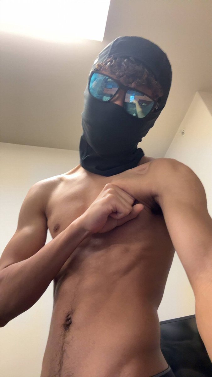 CollegeboyXP's tweet photo. Locked in and masked up 😉

https://t.co/t79OQDpYPF

Like &amp; RT for a surprise in your DMs! https://t.co/4Q1lXggNF7