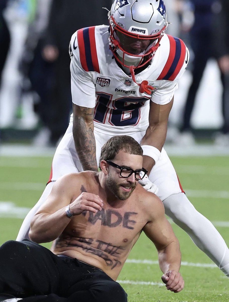 FOREX trader <a href="/FXAlexGI/">Alex González</a> streaked the Super Bowl for a 2nd time. 

The guy is wild for that. Doubt he’s able to cash this one out this time though. 

Also, Bad Bunny had great performance 💯
