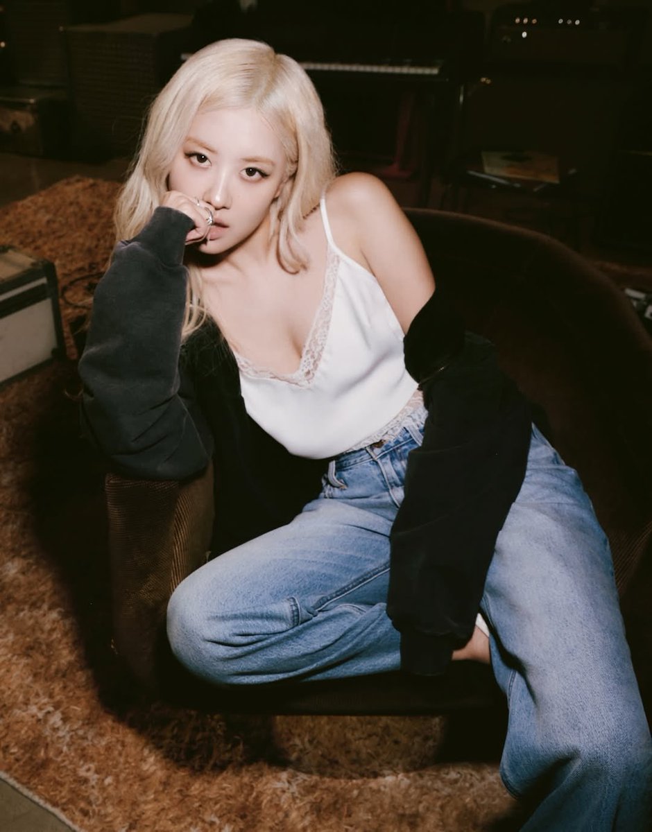 blckpinkpic's tweet photo. rosé for levis https://t.co/bSxr65uDNb