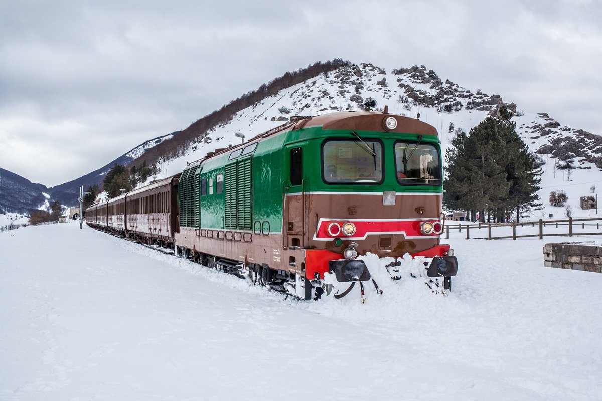 CheminsdeFerTC's tweet photo. Une belle diésel =>#Italie nne =>#D445 avec des voitures historiques en gare de #Palena (#Abruzzes) à 1.300m en 01-17 sur le trajet de Rome à la station de ski de Roccaraso.
📷Andrea Falcon, source : https://t.co/eILVKUaqZA https://t.co/YjQLN1BULd