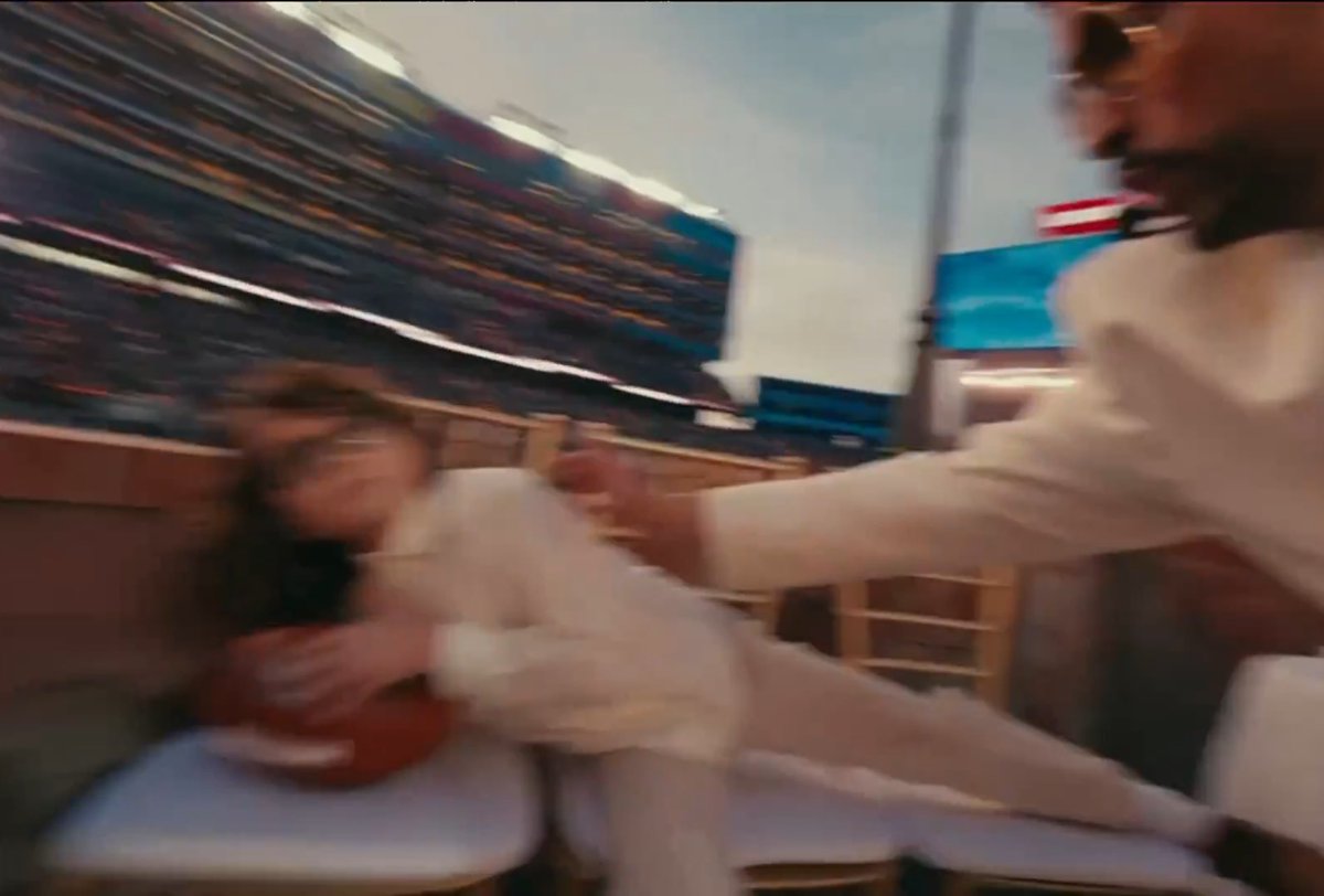 LaTayMexicana's tweet image. Esta secuencia es cine. 

La boda latina con el pastel de pisos múltiples, el niño durmiendo en las sillas y los niños bailando con sus abuelitos.