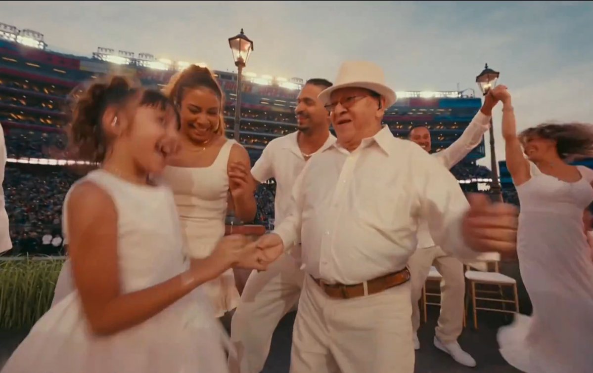 LaTayMexicana's tweet image. Esta secuencia es cine. 

La boda latina con el pastel de pisos múltiples, el niño durmiendo en las sillas y los niños bailando con sus abuelitos.