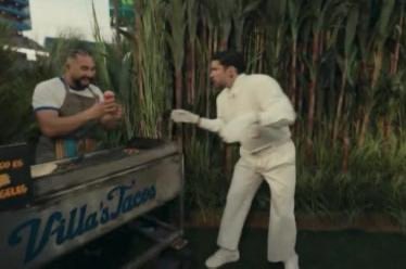 ¡Qué orgullo ver la fuerza de nuestra gente brillando en los escenarios más grandes del mundo! 🌮🏈

Víctor Villa, un talentoso cocinero de raíces profundamente michoacanas, puso en alto nuestra gastronomía durante el show de medio tiempo del #SuperBowl. Con su negocio "Villa's