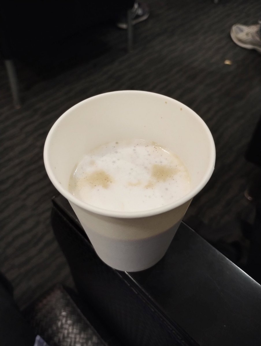 空港の混み合うドリンクバー