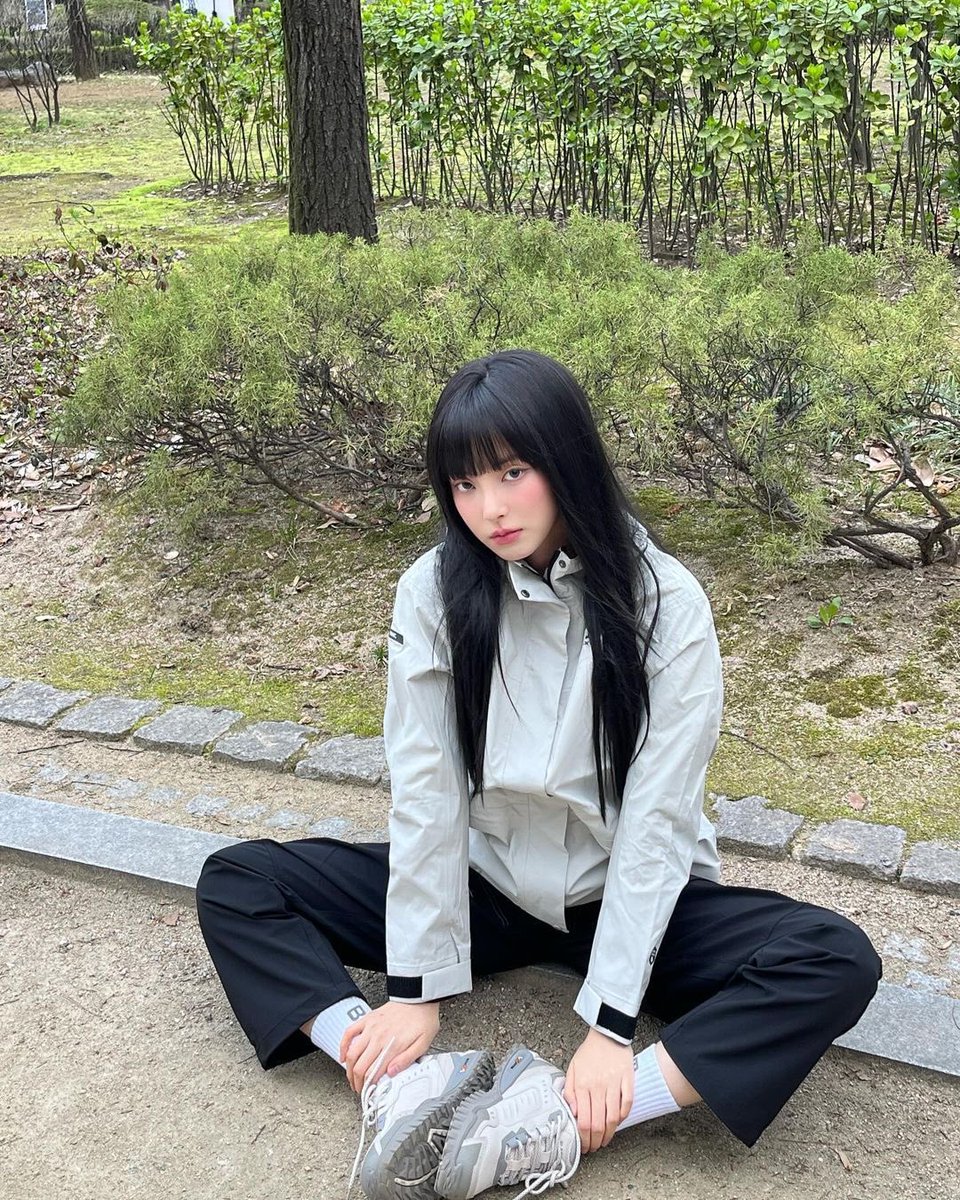 등산데이트(실은 운동임) 가서 말도안되는 누가더빨리도착하나 내기걸었다가 택도없이 지고 분한 차소연같다 조장수 은근 승부욕있어서 안봐줌 봐주면 티나서 차소연이 싫어하기도 함

하지만 소연아 넌 직장인이잖아 쟨 운동선수고..