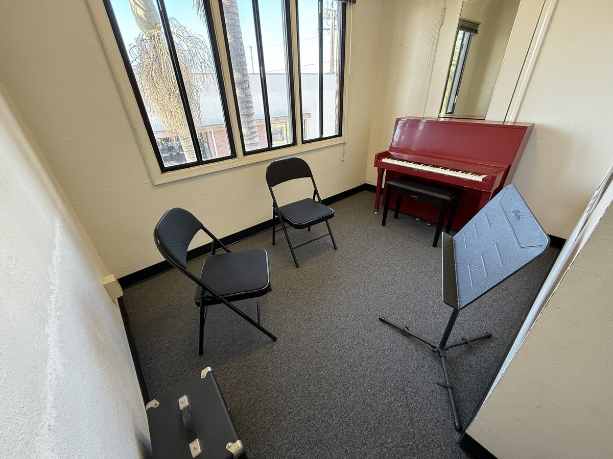 BelmontLessons's tweet photo. We just got new carpet!!   😎   Studio is looking clean.    Come in and learn how to play with one of our amazing music instructors.   We teach all ages.  #musiclessons #guitarlessons #pianolessons @BelmontShoreLBC @LongBeachCity https://t.co/ptyVQV3qr1 #inspire https://t.co/v5L4B0IzcL
