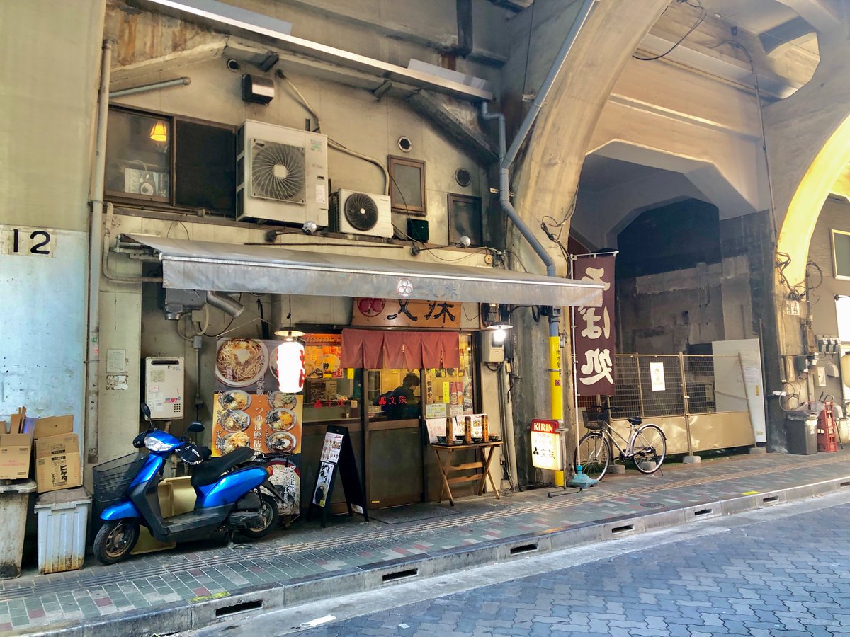 ひさごと文殊で迷いつつひさごで天ぷらそば。お汁が僕には少ししょっぱいんだけど、コシのある太麺が好き🕷️次回は文殊で春菊天にしようかな。