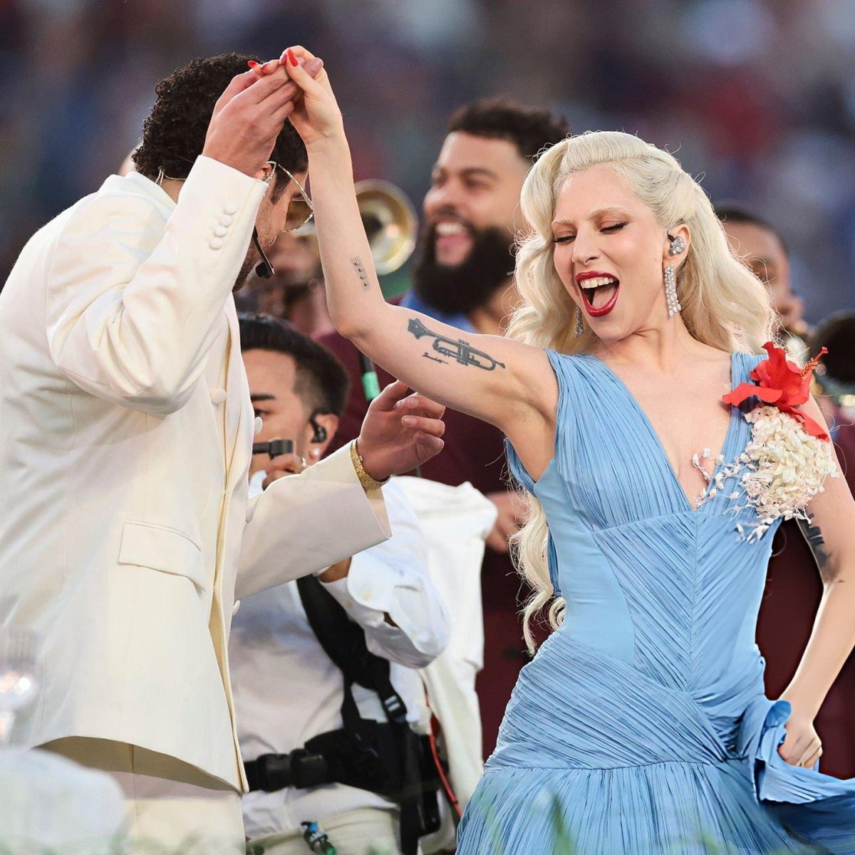 Time comenta sobre la participación de Lady Gaga en el show de medio tiempo de Bad Bunny en el #SuperBowl:

“La gran invitada sorpresa del espectáculo fue Lady Gaga, quien cantó una versión salsa de su canción ‘Die With A Smile’ antes de unirse a Bad Bunny para bailar, con el