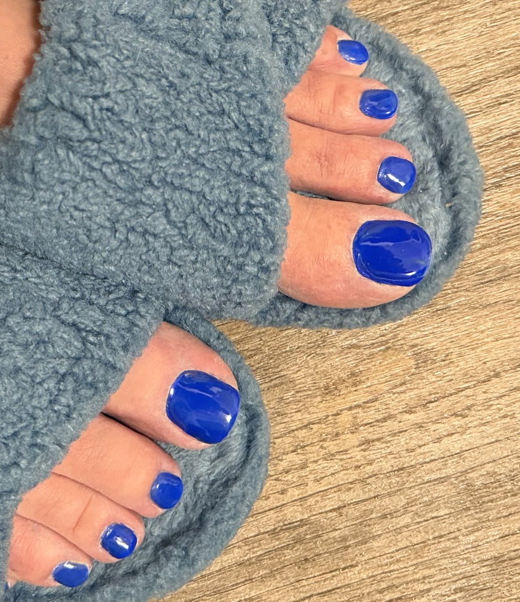 ToezRed's tweet image. Feeling blue today 😉