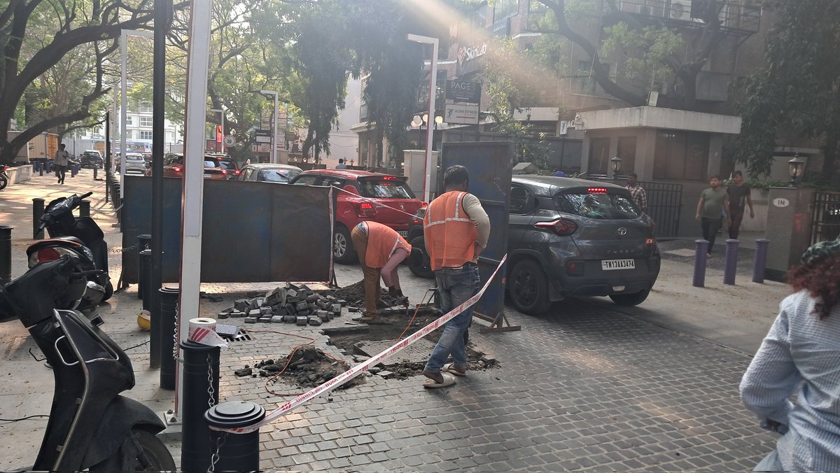 AishRavi64's tweet photo. KNK Road goes pedestrian; chaos hit Wallace Garden & Rutland Gate |

Nearly all narrow streets in surrounding 4.5 sq. km radius face, traffic snarls, parking menace & noise pollution. Carriageway already dug up.

Chennai Corporation Commissioner J.Kumaragurubaran, Mayor R.Priya did not respond regarding the issues.

@THChennai @the_hindu

https://t.co/5XNaJZTIpg