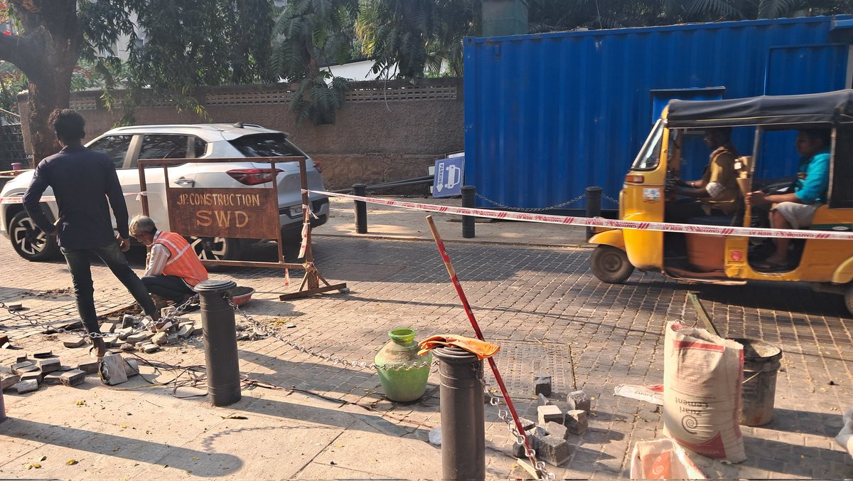 AishRavi64's tweet photo. KNK Road goes pedestrian; chaos hit Wallace Garden & Rutland Gate |

Nearly all narrow streets in surrounding 4.5 sq. km radius face, traffic snarls, parking menace & noise pollution. Carriageway already dug up.

Chennai Corporation Commissioner J.Kumaragurubaran, Mayor R.Priya did not respond regarding the issues.

@THChennai @the_hindu

https://t.co/5XNaJZTIpg