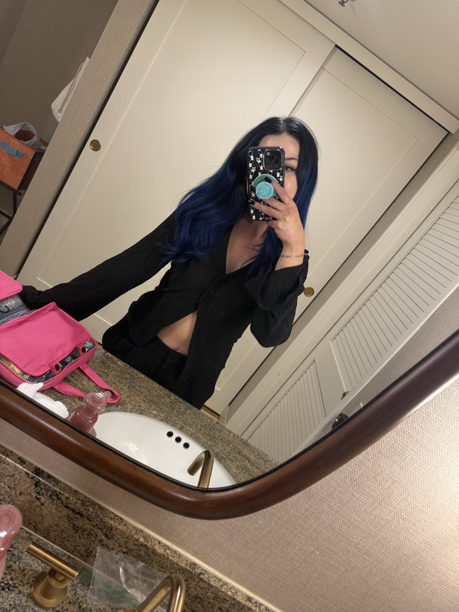 HeyHail's tweet photo. my mom got us a suite for an early birthday weekend 🥲 so fun https://t.co/ldc8u1A0Md