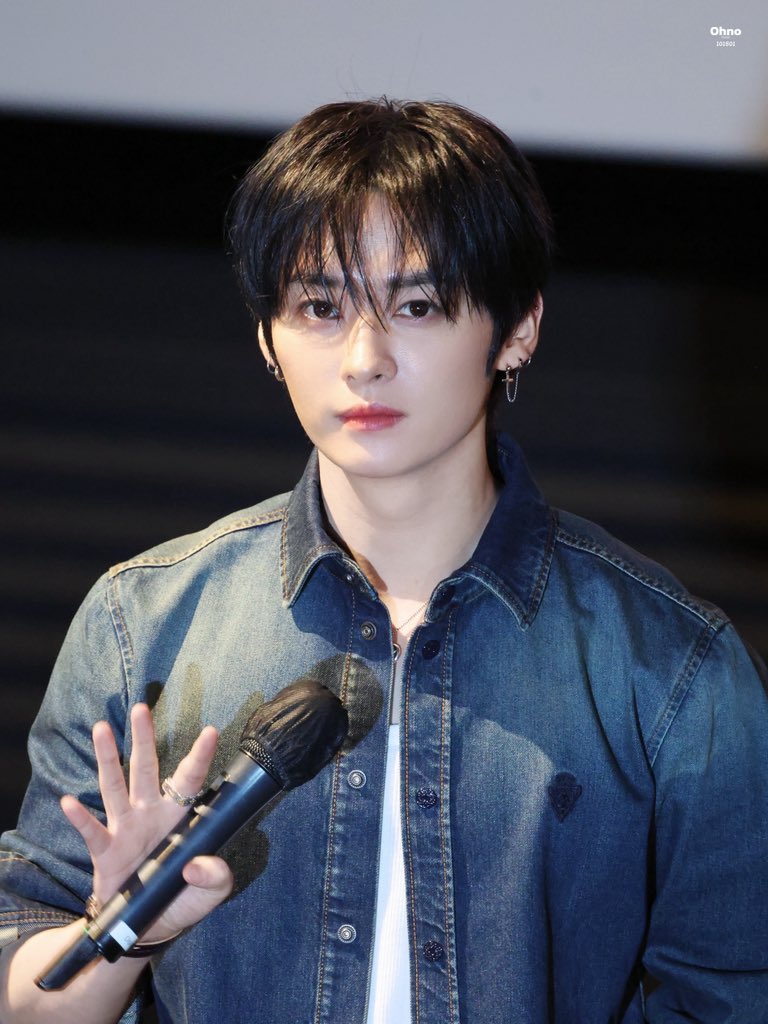 Please delete and repost with all 8 members. #LeeKnow #리노 #リノ