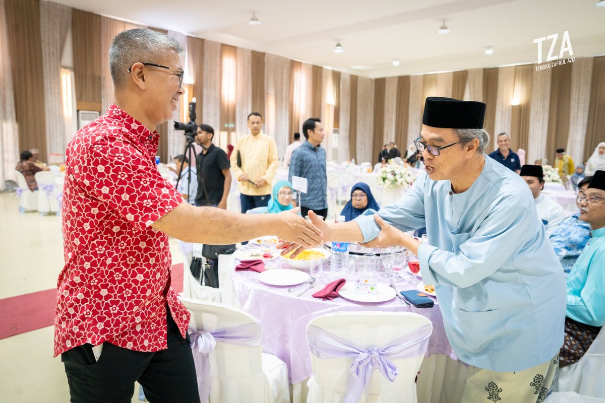 tzafrul_aziz's tweet image. Selamat Pengantin Baru, Norman &amp;amp; Kamila! 💐

Daripada senyuman bapa pengantin, jelas terpancar rasa bahagia dan syukur pada hari yang penuh makna ini.

Semoga rumahtangga yang dibina dilimpahi rahmat, sakinah dan kebahagiaan hingga ke anak cucu.

#TZA #Ampang #TillJannah