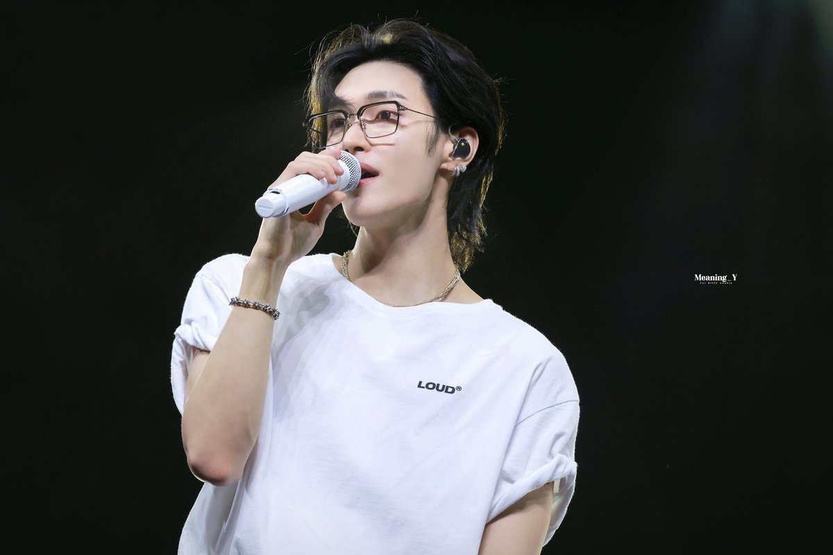 아 둘이 같은 안경이네
?