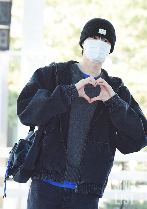 Wooseok, you should never feel the need to apologise for wearing a mask, especially when you’re sick and especially to those trashy reporters.

Please get well soon, 우리 대군자가 🥺