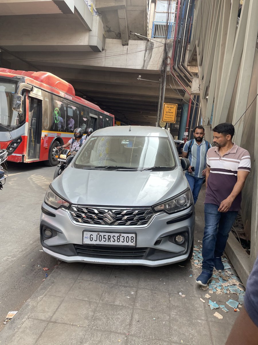 SiddharthG795's tweet photo. If vehicles are being parked on the footpath, should the public start walking on the road? 

Location: outside Marol Naka Metro Station

@MTPHereToHelp @MumbaiPolice @CMOMaharashtra https://t.co/EghUBawj1J