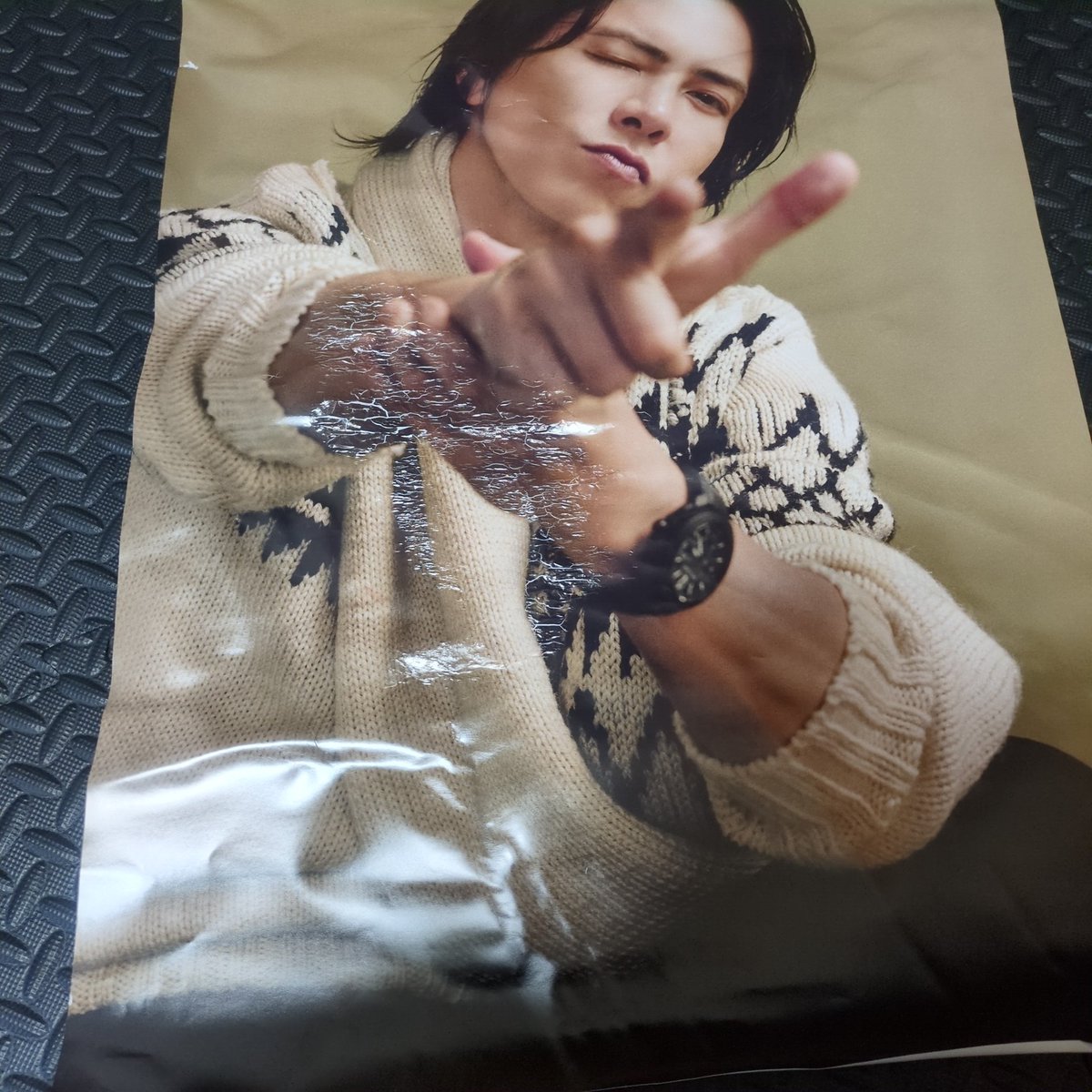 寝起きにポスターが外れて 加湿器に被ってて😭😭😭 もーなんで