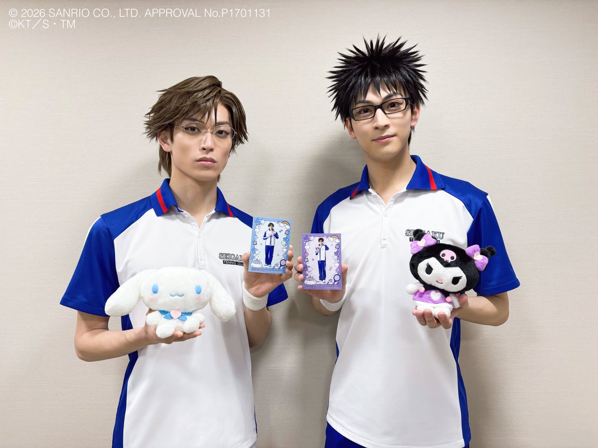 TennimuNews's tweet image. 【🎾テニミュ4th in カラフルピューロランド🌟】

現在、サンリオピューロランドのスペシャルイベント「カラフルピューロランド」にて “テニミュ4th in カラフルピューロランド” が開催中です✨
本日はスペシャルグッズを持った手塚くん、乾くんの写真をお届けします📸…