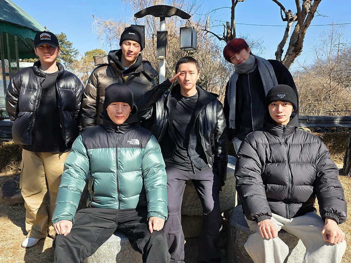 입시하고 들어갈라고, 했던 창균이 경례가 벌써 완벽한것 같아보이는건 기분 탓일까요 
ㅋㅋㅋㅋㅋㅋㅋ
글고 꿀님 채님은 왤케 각이 잡혀있으신건데요 ㅋㅋㅋ